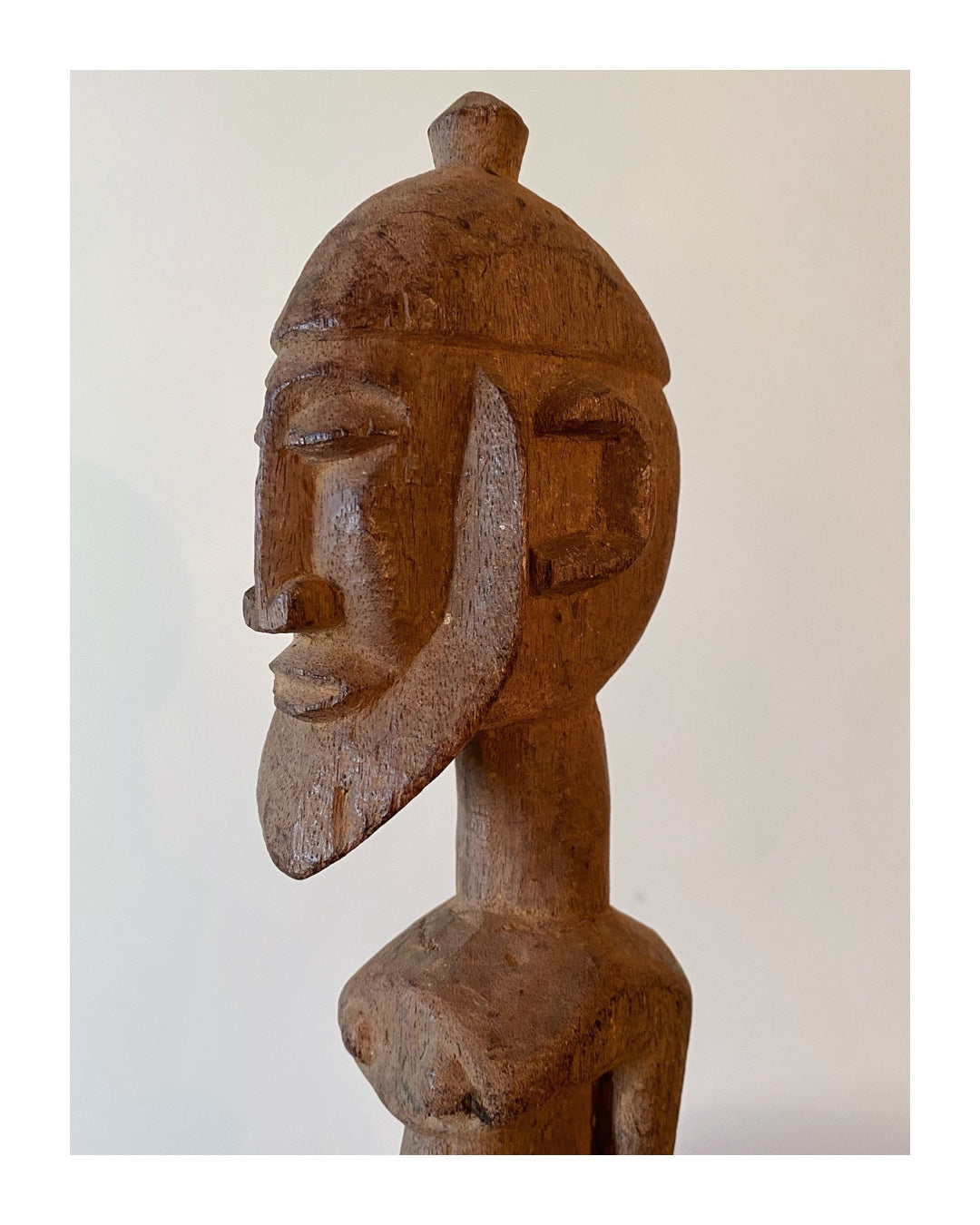 Statue Dogon en bois, représentation masculine sur un tabouret du Mali