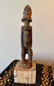 Statue Dogon personnage masculin en bois du Mali