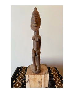 Statue Dogon en bois, représentation masculine sur un tabouret du Mali