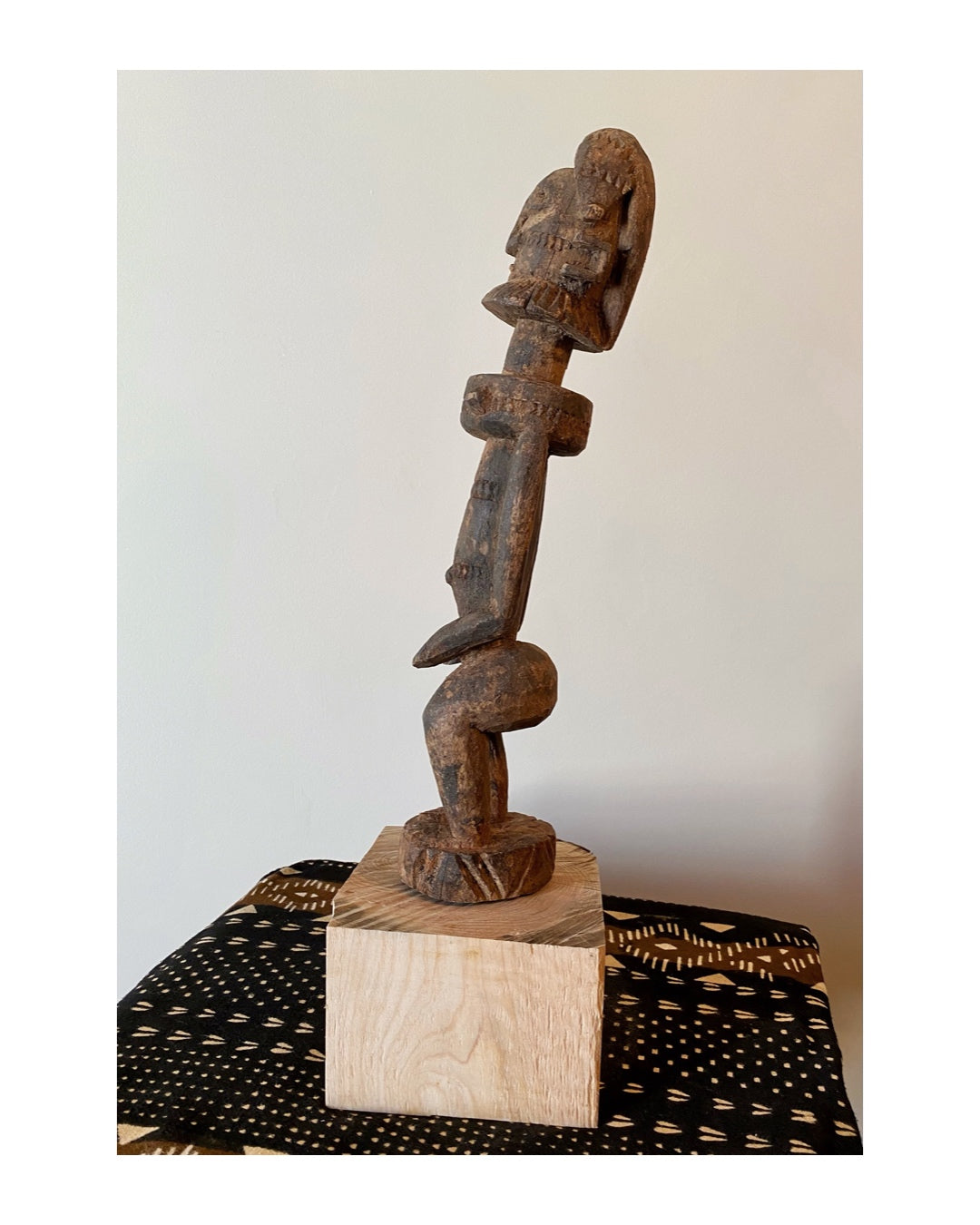 Statue Dogon personnage masculin en bois du Mali