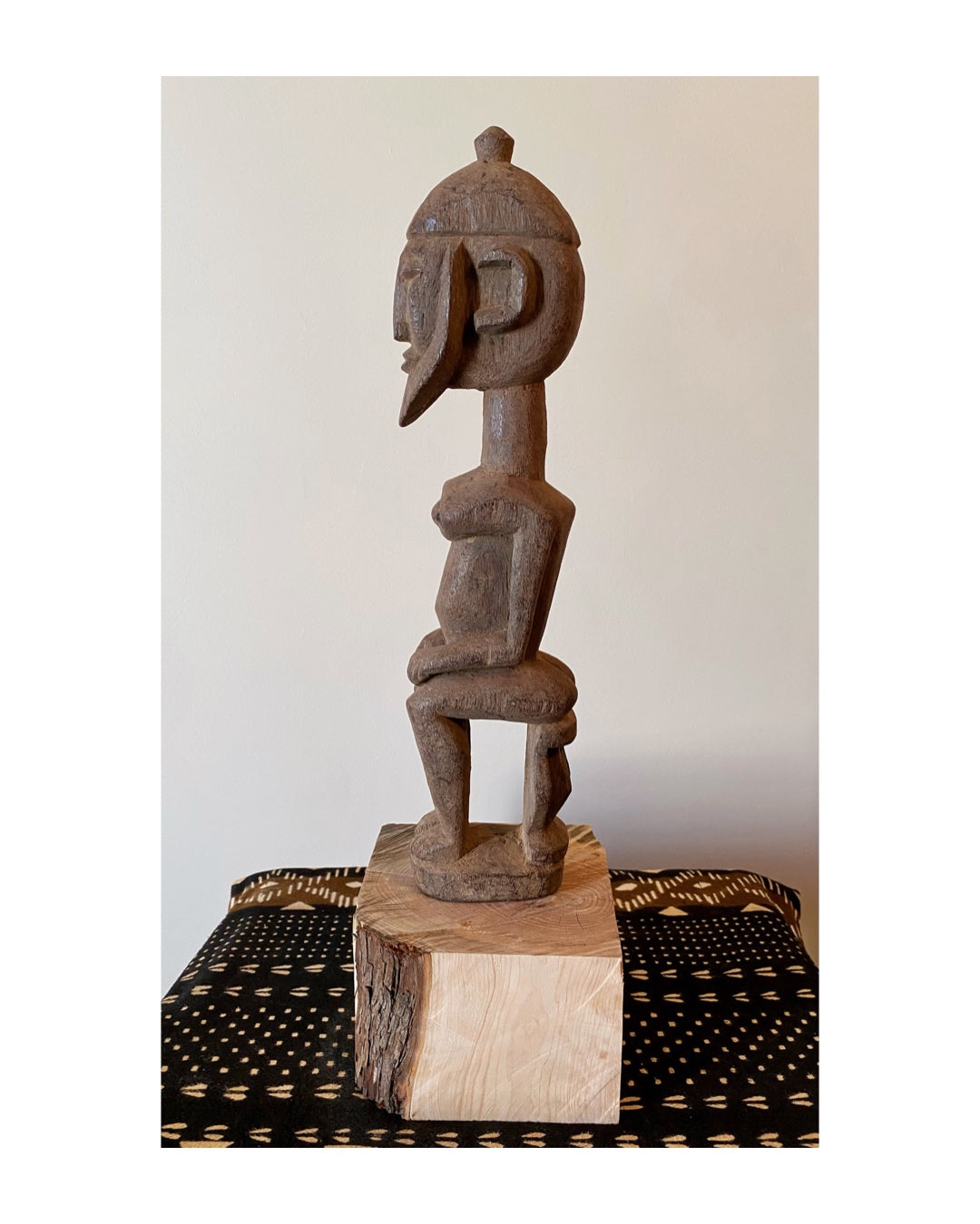 Statue Dogon en bois, représentation masculine sur un tabouret du Mali