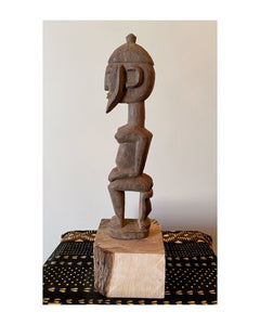 Statue Dogon en bois, représentation masculine sur un tabouret du Mali