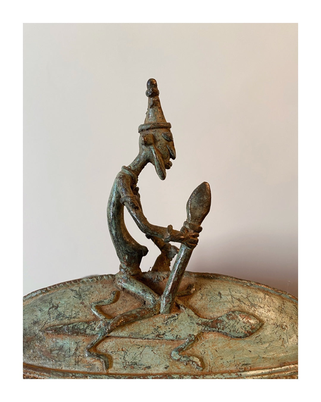 Boîte Dogon avec personnage en bronze en provenance du Mali