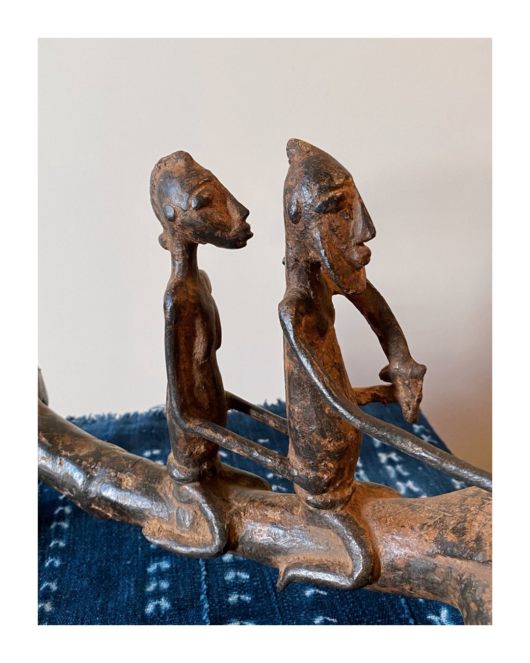 Couple de cavaliers Dogon en bronze sur un cheval stylisé