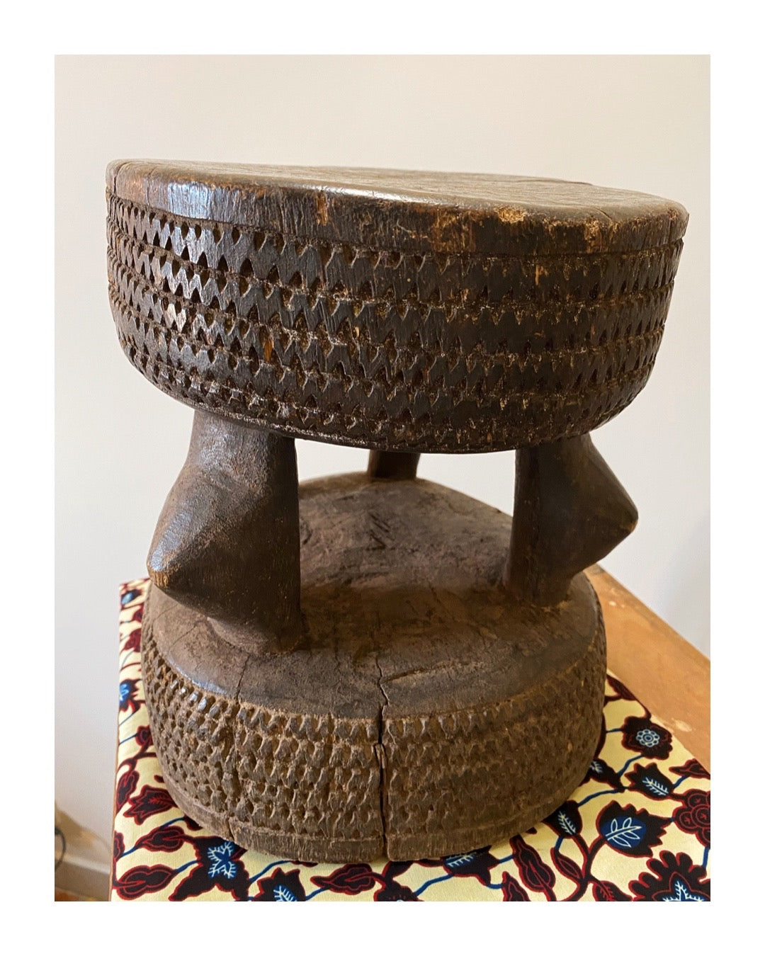 Tabouret Dogon avec frise en provenance du Mali